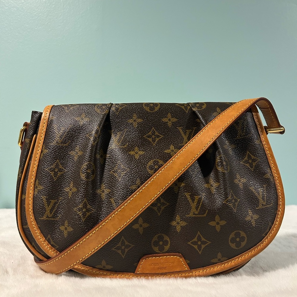 Louis Vuitton Menilmontant in Monogram. Great condition.